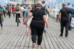 Expertos proponen que el diagnóstico de obesidad se base en la grasa corporal Mujer obesa caminando por la calle