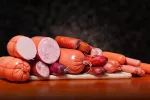 Un alto consumo de carne roja procesada aumenta el riesgo de demencia Bodegón de embutidos