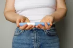 Ozempic: revelan nuevos beneficios y riesgos ocultos de los adelgazantes Mujer con una pluma de Ozempic en las manos