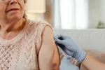 Asocian fármacos como vacunas o antiinflamatorios a menos riesgo de demencia Mujer mayor recibiendo una vacuna en el brazo