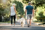 Los adultos mayores que pasean al perro regularmente tienen mejor movilidad y menos caídas Una mujer y un hombre mayores pasean a su perro por un parque
