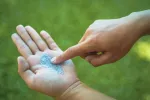 Microplásticos en la sangre podrían llegar al cerebro y causar trombos Una persona mostrando un puñado de microplásticos sobre la palma de su mano