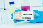 Combinar este fármaco y una dieta baja en calorías podría revertir la diabetes Farmacéutico sosteniendo una caja de dapagliflozina