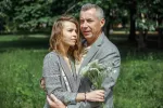 Sentirse atraído por una pareja más joven es común a hombres y mujeres Una pareja de desigual edad posando en su boda