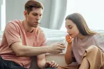 El cannabis afecta negativamente a la memoria de trabajo Un chico y una chica se disponen a fumar cigarrillos de cannabis