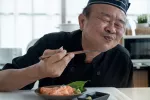 Koku y sustancias kokumi, cómo potencian el sabor de los alimentos Cocinero japonés saboreando su plato con cara de satisfacción
