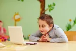 Un videojuego permite identificar a niños con autismo o TDAH Un niño neurotípico observa atentamente la pantalla de un portátil