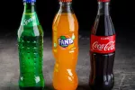 Coca-Cola retira del mercado europeo algunos lotes de sus refrescos Tres botellas de refrescos: Sprite, Fanta y Coca-Cola