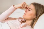 El dolor de cabeza recurrente aumenta el riesgo de suicidio Mujer en la cama con un fuerte dolor de cabeza