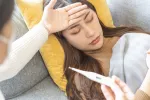 La OPS emite una alerta por aumento de casos de fiebre amarilla en las Américas MUjer joven con fiebre es atendida por otra