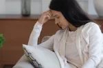 Las situaciones estresantes y los traumas se asocian a la endometriosis Joven se sujeta la cabeza con gesto de preocupación