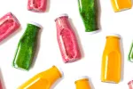 Riesgos de los zumos détox sin fibra para la salud Botellas de zumos détox sin fibra de varios sabores