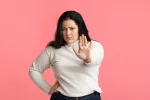 Freno a la obesidad: identifican las neuronas que ordenan dejar de comer Mujer obesa mostrando su mano en signo de parar de engordar