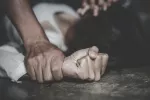 Nueva arma forense para identificar a un agresor sexual: microbioma genital Mano de un hombre sosteniendo a la fuerza a una mujer contra el suelo