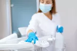 Infecciones hospitalarias por bacterias causan 24.582 muertes al año en España Personal de limpieza de un hospital desinfectando las instalaciones