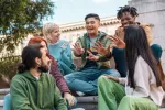 ¿Estás listo para una relación amorosa? Tus amigos pueden tener la respuesta Grupo de amigos hablando sobre las relaciones amorosas