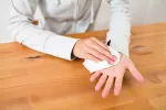 El sudor de los dedos puede ayudar a predecir la evolución del cáncer de mama Mujer secándose el sudor de las manos