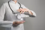 Descubren cómo ralentizar la progresión del cáncer de páncreas Doctora con una imagen virtual del páncreas entre sus manos