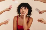 Relacionan ciertos anticonceptivos hormonales con más riesgo de sufrir problemas cardiovasculares Mujer duda mirando varios tipos de anticonceptivos que le ofrecen