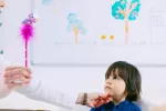 Niños con enfermedad genética de la retina recuperan vista con terapia génica Pediatra evalúa la visión de un niño pequeño