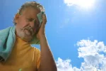 Vivir en zonas con muchos días de calor puede acelerar el envejecimiento Hombre mayor al aire libre se seca el sudor de la frente con gesto acalorado