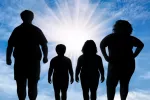 El sobrepeso y la obesidad afectarán a más de la mitad de la población en 2050 Siluetas oscuras de padre, madre, hijo e hija con sobrepeso de espaldas