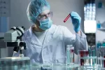 La infección por VIH se podría prevenir con una inyección anual de lenacapavir Investigador analiza muestras de sangre en el laboratorio