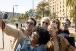 Las personas nostálgicas tienen más amigos y mantienen su red social a largo plazo Grupo de amigos de mediana edad se hace un selfie durante sus vacaciones