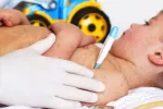 Los casos de sarampión aumentan significativamente en la Región Europea Niño pequeño con sarampión es atendido por un médico
