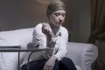 Fumadores tienen más riesgo de síndromes mielodisplásicos Mujer con cáncer fumando en una habitación oscura