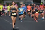 Tras correr un maratón la mielina del cerebro se reduce Mujer joven sonriente corriendo un maratón