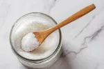 El glutamato es clave en un mecanismo que regenera el hígado rápidamente Cuchara con glutamato monosódico en un frasco lleno sobre la encimera de la cocina