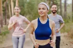 Confirman que los 8 hábitos saludables esenciales para la vida protegen frente al cáncer Tres personas practican running en un bosque