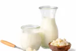 El kéfir protege podría ayudar a proteger el cerebro de la neurodegeneración asociada al alzhéimer Cuenco con el hongo kéfir junto a jarra y vaso con leche fermentada