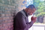 Un biomarcador podría predecir la mayor o menos resistencia frente al deterioro cognitivo en las primeras fases del alzhéimer Hombre mayor se sujeta las manos intentando recordar bajo ilustración de pensamientos desordenados