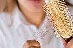 Descubren una proteína que favorece el crecimiento del cabello y podría evitar la calvicie Mujer se preocupa al ver la cantidad de pelo que se ha quedado en su cepillo