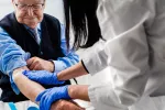 Un nuevo test de sangre puede diagnosticar alzhéimer e indicar la progresión de la enfermedad Una sanitaria toma una muestra de sangre a un hombre mayor