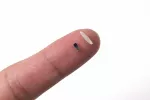 Un marcapasos temporal menor que un grano de arroz muestra eficacia Un dedo sostiene un marcapasos temporal y un grano de arroz
