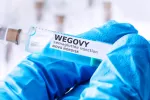 El tratamiento con semaglutida 2,4 g reduce eventos cardiovasculares en obesos Mano enguantada sostiene inyección de Wegovy