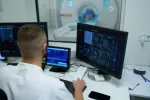 Nanopartículas de metal tóxico usadas en resonancias magnéticas se infiltran en el organismo Radiólogo observa imágenes mientras realiza resonancia magnética a paciente