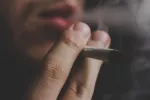 El trastorno por consumo de cannabis desencadena cambios cerebrales asociados a la psicosis Hombre joven fumando cannabis