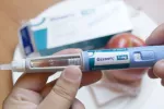 Ozempic y Wegovy pueden ayudar a reducir el riesgo de alzhéimer Paciente sostiene una inyección de Ozempic