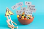 Los aditivos alimentarios que se combinan en ultraprocesados pueden aumentar el riesgo de diabetes tipos 2 Cuenco con etiquetas de aditivos alimentarios