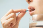 Comprueban la eficacia y seguridad de un nuevo antibiótico oral contra la gonorrea Mujer joven se dispone a tomarse una cápsula