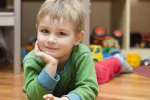 Ser hijo único puede influir en el cerebro y el comportamiento de adulto Niño pequeño tumbado sobre el suelo del cuarto de juegos