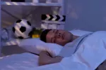 Los adolescentes que se acuestan temprano y duermen más tienen mejores resultados en pruebas cognitivas Un adolescente duerme plácidamente en su cama a primera hora de la mañana