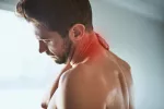 Hombre con signos de dolor en el cuello por una contractura muscular