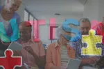 La memoria de trabajo de mayores con rasgos autistas es similar a la de los neurotípicos de su edad Piezas de rompecabezas y palabra autismo sobre grupo de adultos mayores que usan tabletas