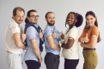 Recibir las dosis de refuerzo de las vacunas en el mismo brazo es más efectivo Grupo de personas sonríen mientras muestran su brazo tras haberse vacunado
