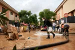Sufrir inundaciones, incendios y otras catástrofes climáticas deteriora la salud mental Grupo de personas limpia las calles tras la DANA de Valencia